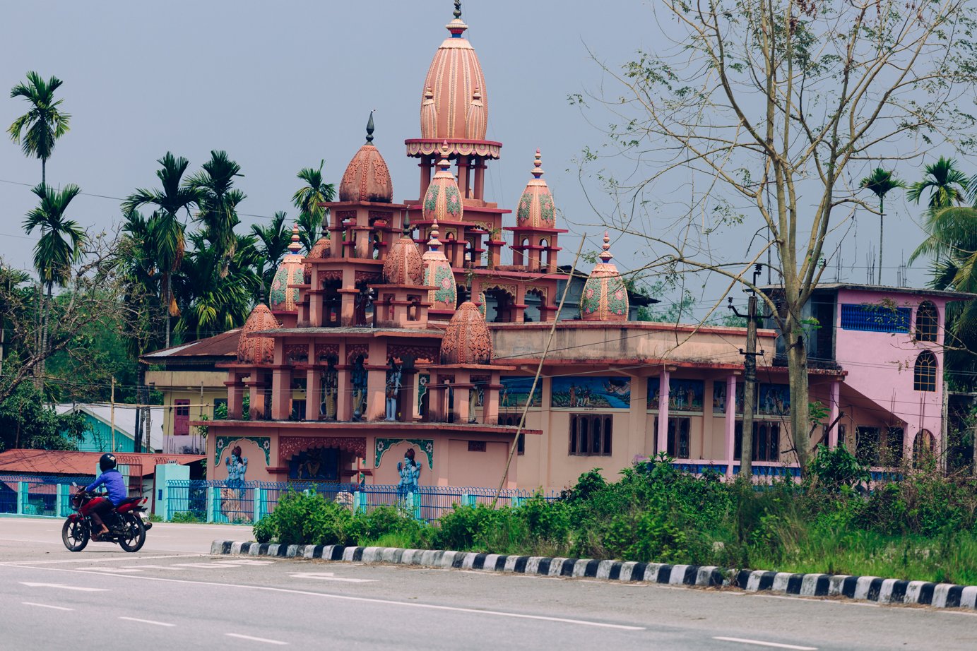 Assam. Hinduizm wszechobecny, chociaż minarety też są widoczne