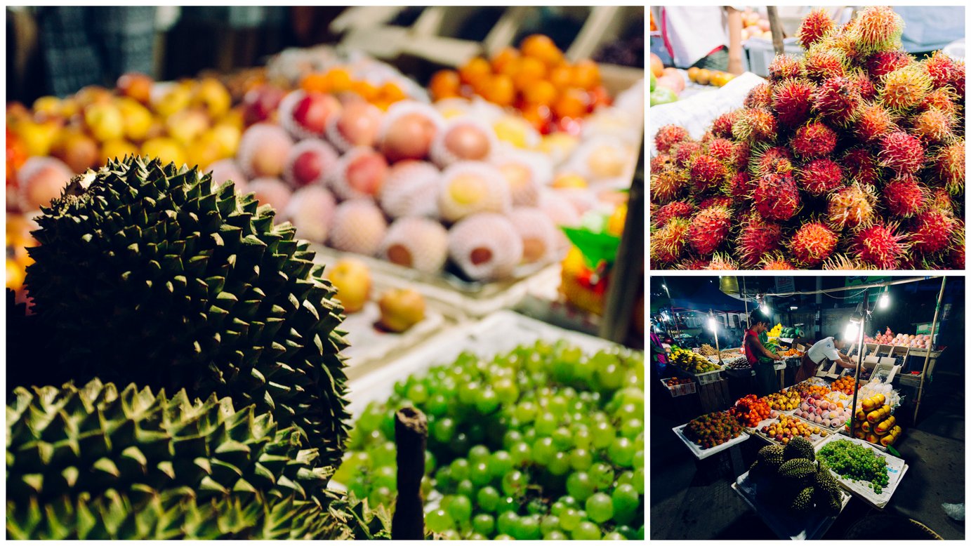 To duże kolczaste to durian. Ogromny owoc, większy od arbuzów. Niezbyt ładnie pachnie, w smaku taki sobie, ale jest tutaj bardzo popularny. A te małe włochate to rambutan z białym słodkim owocem w środku