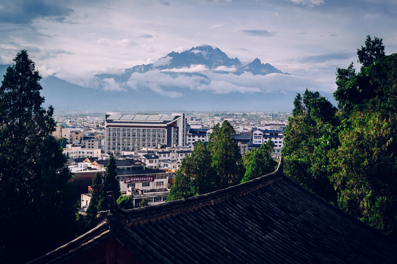 Nad Lijiang góruje Jade Dragon. Ma prawie 6 tys. metrów i robi spore wrażenie.