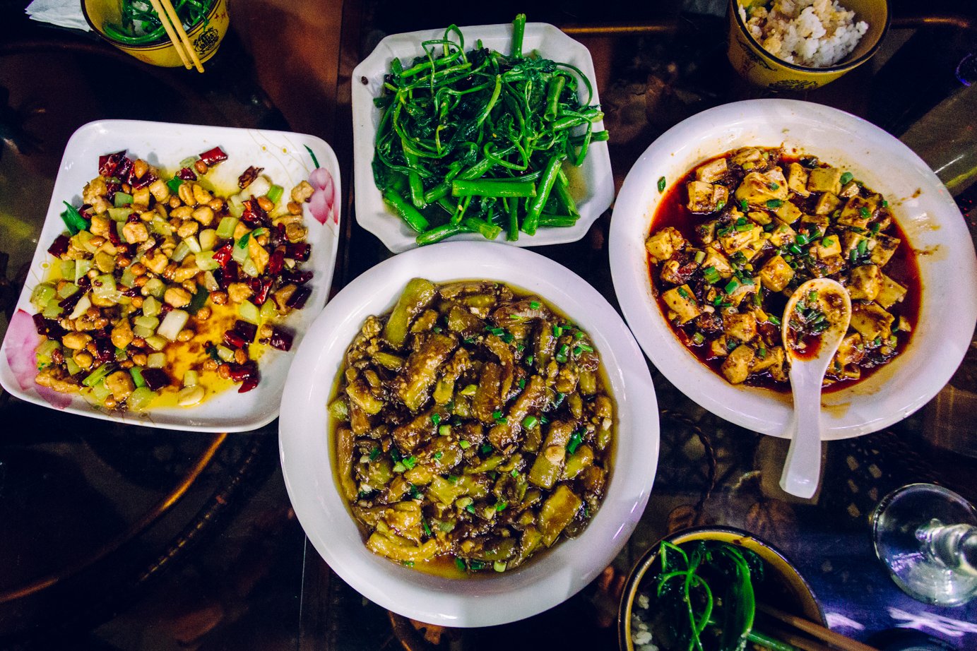 A tu kwintesencja Syczuanu. Tofu w pikantnym sosie, kurczak z warzywami, chińska odmiana bakłażana (bajka!) i liście szpinaku z czosnkiem. Do tego wielkie michy ryżu i można umierać!