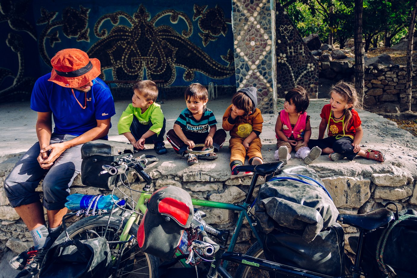 Do Doliny Shakhdary trzeba dojechać 150 km Pamir Highway. A jak Pamir Highway to mnóstwo dzieci, które z dużym entuzjazmem reagują na każdego rowerzystę
