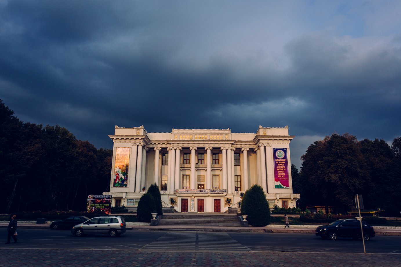 Okazały budynek Opery Narodowej. Byliśmy tam na koncercie z okazji Europejskiego tygodnia w Dushanbe. Od środka wygląda równie imponująco.
