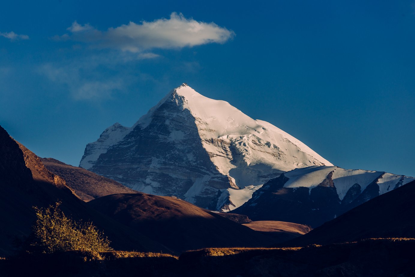 Po ten widok się jedzie do Doliny Shakhdary - Peak Marksa, 6726 m. n.p.m.. Na zdjęciu niżej Peak Engelsa, mniejszy o 200 metrów
